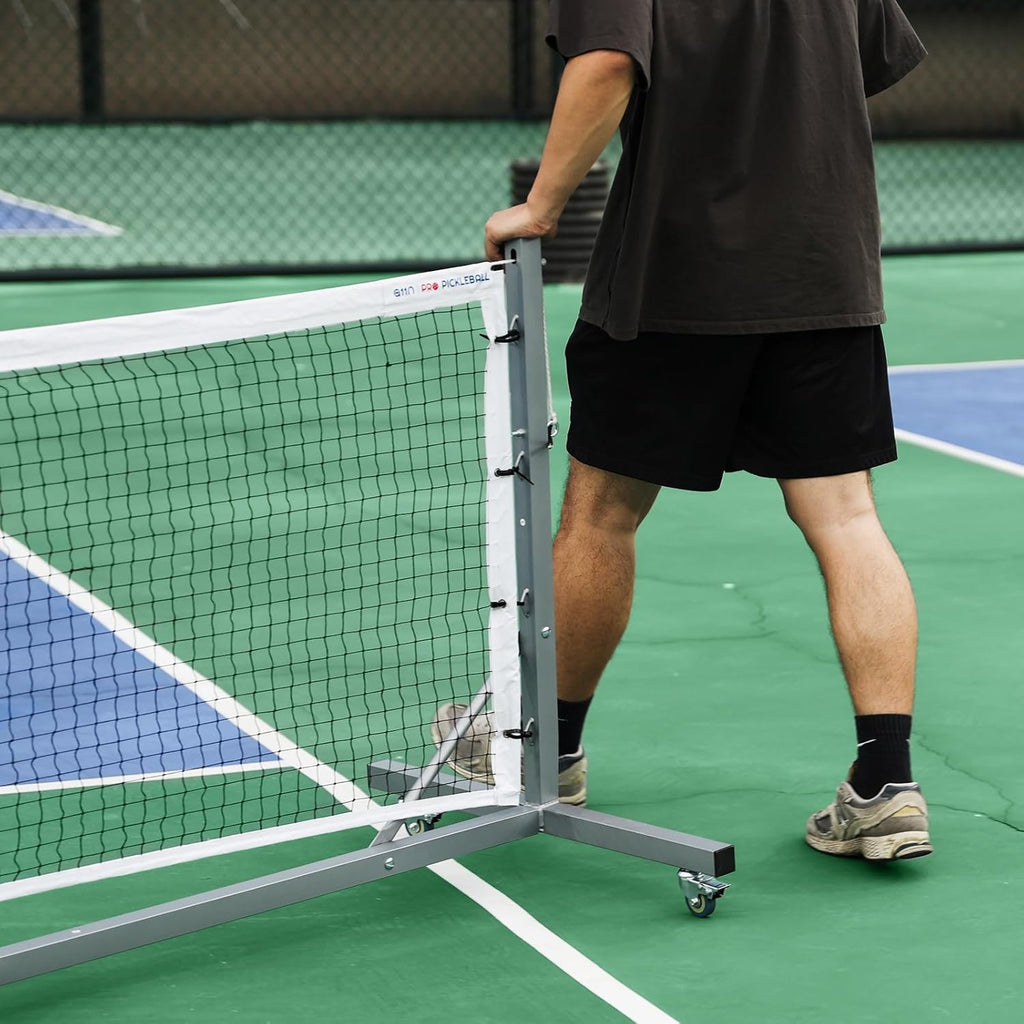 A high-quality wheeled squash net, easy to move, in line with tournament specifications, with a non-collapse design and a winch system, is perfect for outdoor courts and indoor gym floors.